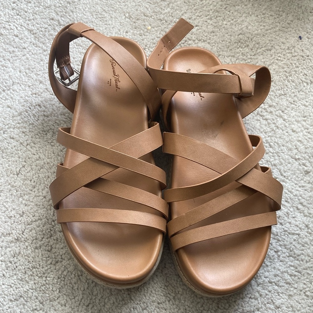 NWOT Universal Thread Platform Sandals